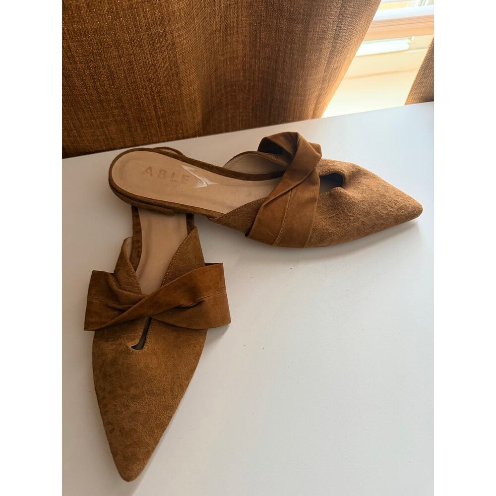 Able brown leopard suede slides pointy and wrap top euc 8